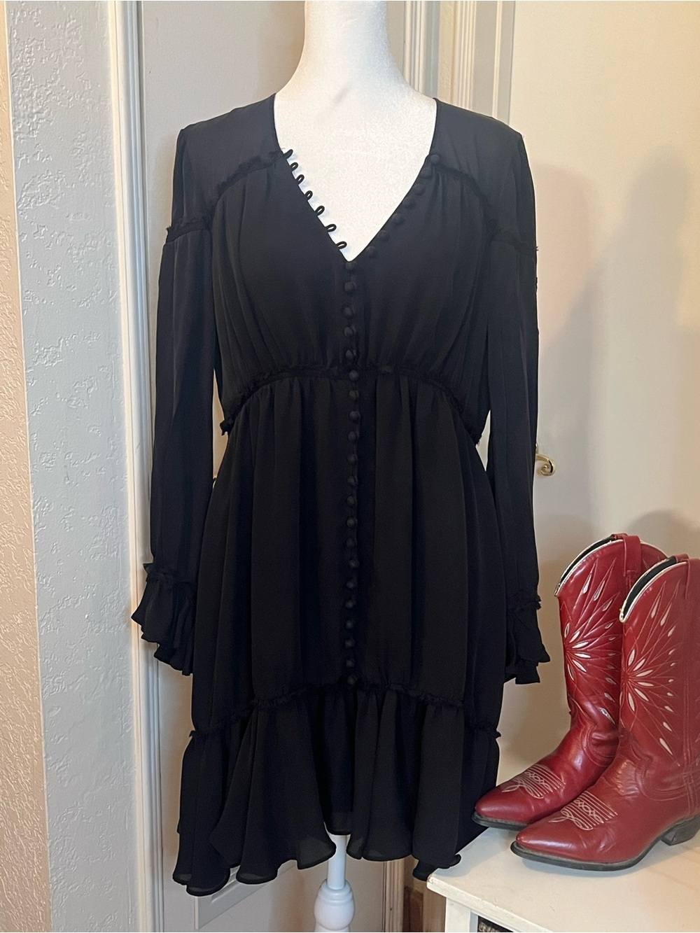 Cinq à Sept 100% Silk Black Long Sleeve Dress Covered Button Front Tiered Ruffle - Picture 1 of 7